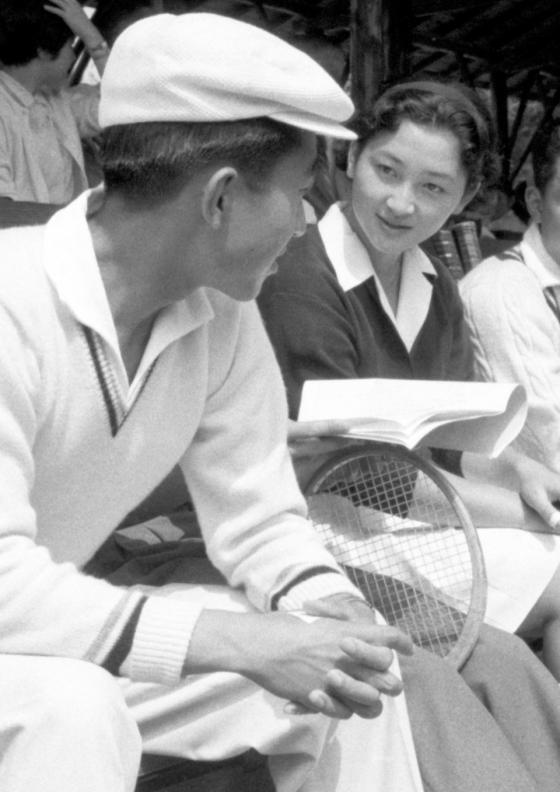 42 3 Chuyen Tinh Lang Man 60 Nam Cua Vua Va Hoang Hau Nhat Ban Du Bao Nam Di Nua Van Vui Ve Choi Tennis Cung Nhau