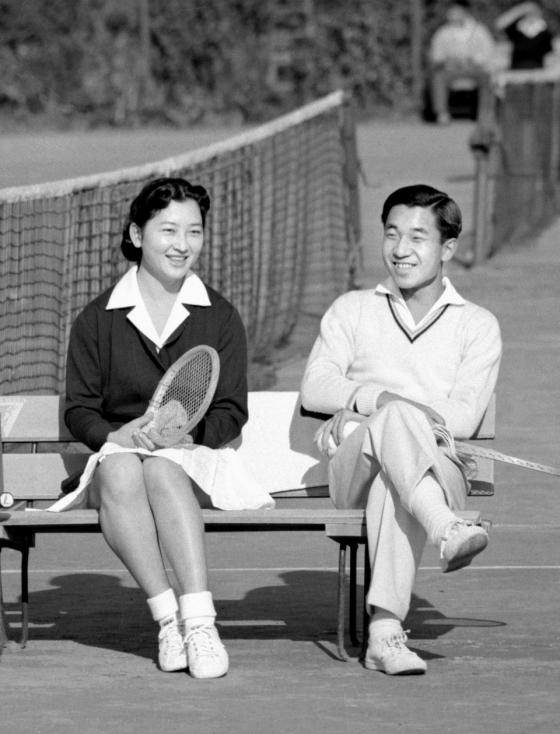 42 4 Chuyen Tinh Lang Man 60 Nam Cua Vua Va Hoang Hau Nhat Ban Du Bao Nam Di Nua Van Vui Ve Choi Tennis Cung Nhau