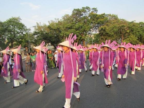 42 2 Xung Quanh Chuyen Non Hue Bi Cam Sung