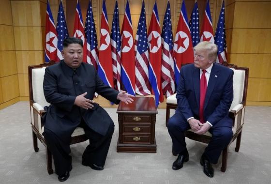 42 6 Hinh Anh Lich Su Khi Tong Thong Trump Gap Ong Kim Jong Un Tai Ban Mon Diem