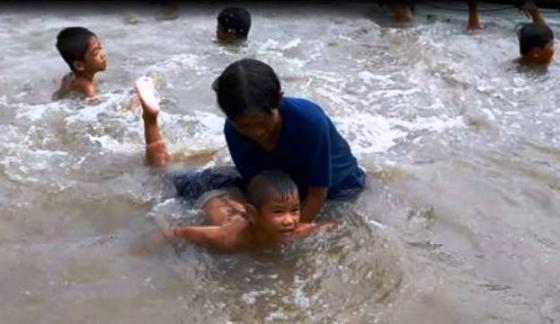 42 2 Ba Sau Thia  Nguoi Phu Nu Ngheo Ban Ve So Day Boi Mien Phi Cho Hon 2000 Tre Em Vung Lu