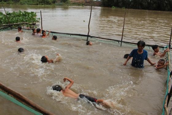 42 3 Ba Sau Thia  Nguoi Phu Nu Ngheo Ban Ve So Day Boi Mien Phi Cho Hon 2000 Tre Em Vung Lu