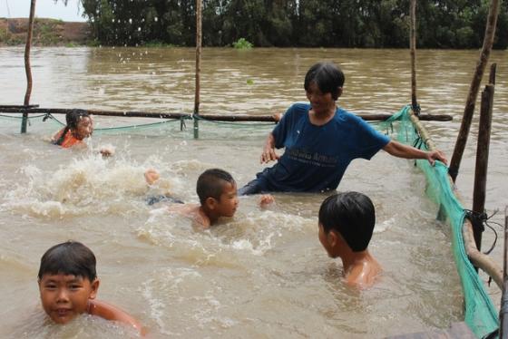 42 5 Ba Sau Thia  Nguoi Phu Nu Ngheo Ban Ve So Day Boi Mien Phi Cho Hon 2000 Tre Em Vung Lu