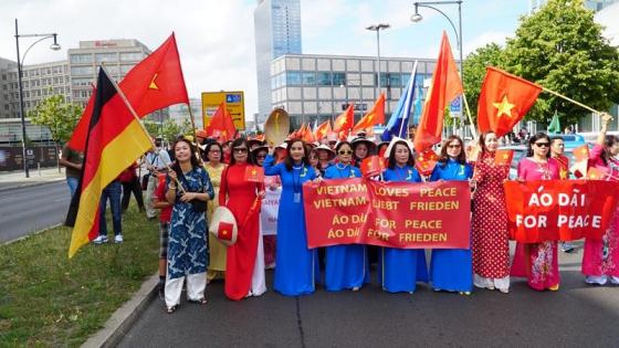 42 7 Nguoi Viet O Duc Bieu Tinh Lon Truoc Dai Su Quan Trung Quoc Tai Berlin