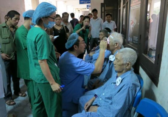 42 4 Tu Bo Cong Viec Luong Cao Bac Si Nhat Di Khap Viet Nam Chua Mat Mien Phi Cho Nguoi Ngheo