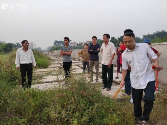 42 4 Nhoi Long Canh Nguoi Me Guc Dau Vao Xe Cap Cuu Khoc Ngat Lien Tuc Goi Ten Con Trai Nghi Bi Sat Hai O Ha Noi