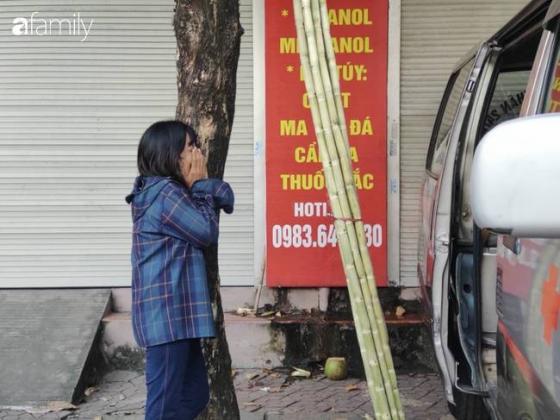 42 7 Nhoi Long Canh Nguoi Me Guc Dau Vao Xe Cap Cuu Khoc Ngat Lien Tuc Goi Ten Con Trai Nghi Bi Sat Hai O Ha Noi