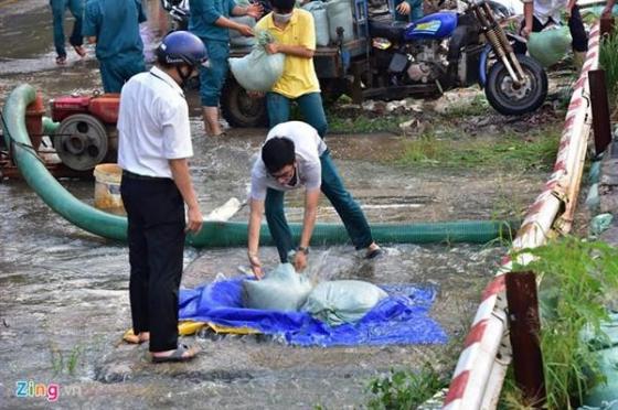 42 3 Oto Chet May Troi Bong Benh O Khu Nha Giau Sai Gon Vi Ngap