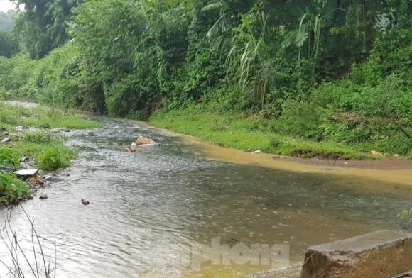 42 1 Van Dan Ha Noi Khon Kho Vi Nuoc Co Mui La Chat Ban Tu Dau Nguon Nuoc Song Da