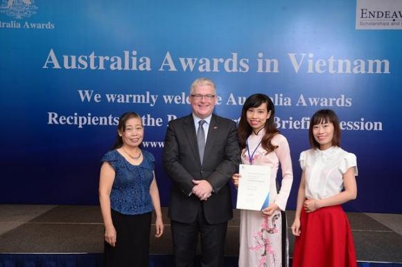 42 1 Nu Thac Si Tre Viet Tai Australia Voi Uoc Mo Dong Gop Nhieu Hon Cho Cong Dong