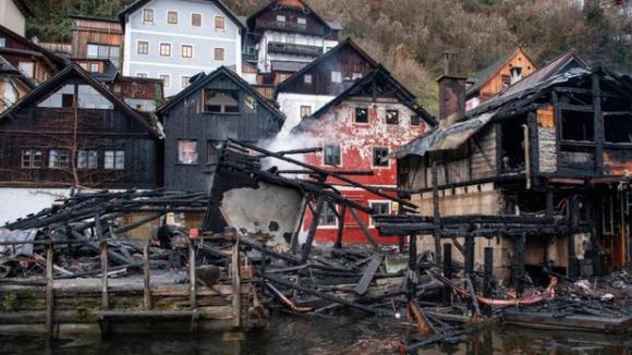 42 1 Chay Lon Tai Di San The Gioi Hallstatt Ao   Dia Diem Du Lich So 1 Chau Au Cac Ngoi Nha Go Da Bi Lua Thieu Rui