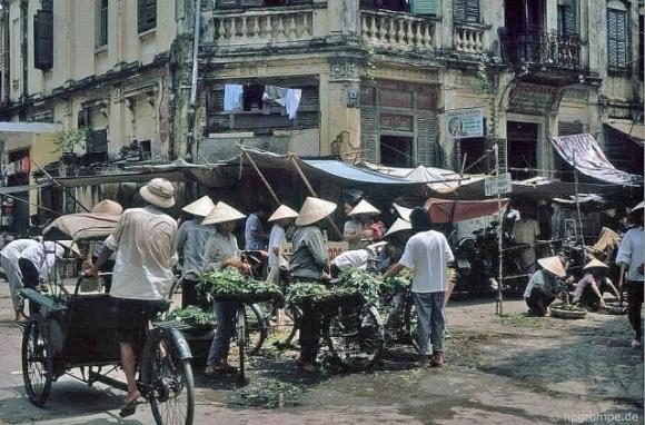 42 17 Nhip Song Ha Noi Nhung Nam 90 Qua Ong Kinh Cua Nhiep Anh Gia Nguoi Duc