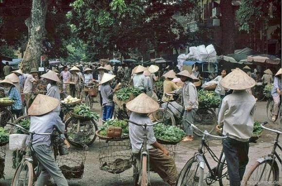 42 6 Nhip Song Ha Noi Nhung Nam 90 Qua Ong Kinh Cua Nhiep Anh Gia Nguoi Duc