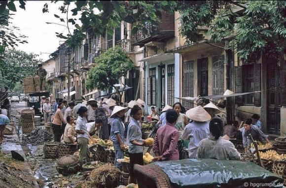 42 8 Nhip Song Ha Noi Nhung Nam 90 Qua Ong Kinh Cua Nhiep Anh Gia Nguoi Duc