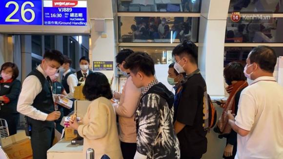 42 5 Ca Tram Du Khach Viet Vat Vo O San Bay Dai Loan Tu Sang Den Toi De Cho Ve Nuoc Trong Mua Dich Virus Corona