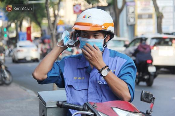 42 14 Cau Be Dua Me 10 Trieu Tien Li Xi De Mua Khau Trang Phat Cho Moi Nguoi Con Mua Duoc Khau Trang Cho Minh Nhung Lai Thay Nhieu Nguoi Khong Co