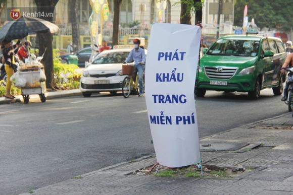 42 3 Cau Be Dua Me 10 Trieu Tien Li Xi De Mua Khau Trang Phat Cho Moi Nguoi Con Mua Duoc Khau Trang Cho Minh Nhung Lai Thay Nhieu Nguoi Khong Co