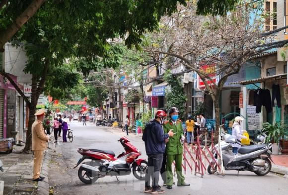 42 1 Hai Du Khach Duc Cung Nhieu Nguoi Duoc Cach Ly Tren Dao Thap Nghieng