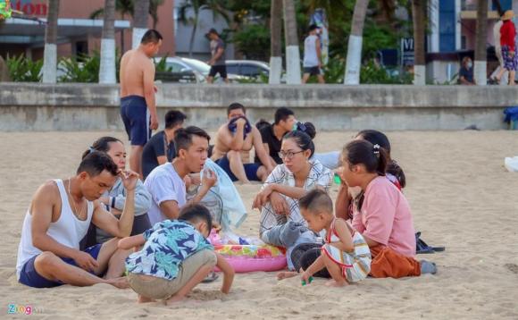 42 5 Hang Nghin Nguoi Tam Bien Nha Trang Giua Cao Diem Dich