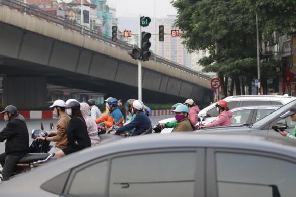 42 4 Ha Noi Dong Nguoi Nuom Nuop Do Ra Duong Nhu Chua He Co Lenh Cach Ly