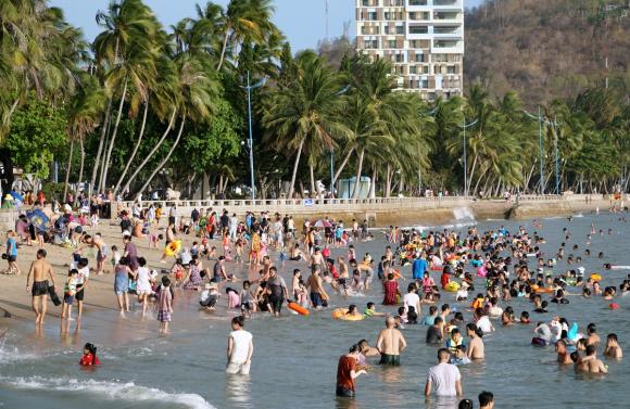 42 1 Bai Bien Vung Tau Dong Nghit Nguoi Hau Het Khong Deo Khau Trang