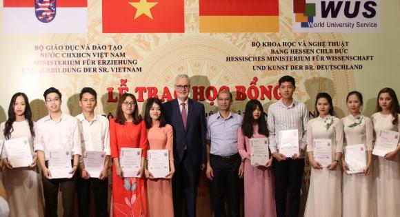 42 1 Bang Hessen Duc Trao Hoc Bong Cho 93 Sinh Vien Uu Tu Khu Vuc Ha Noi