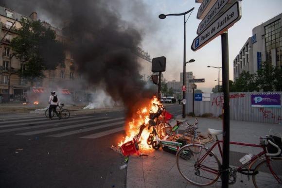 42 4 Toan Canh Thu Do Paris Chim Trong Hoi Cay Khoi Lua Bieu Tinh