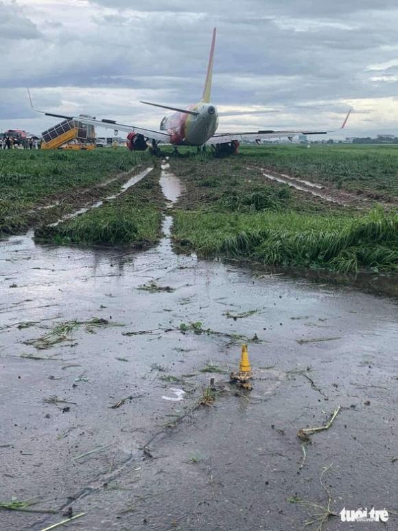 42 1 May Bay Ha Canh Truot Khoi Duong Bang Tan Son Nhat Vietjet Noi Do Mua Gio Lon