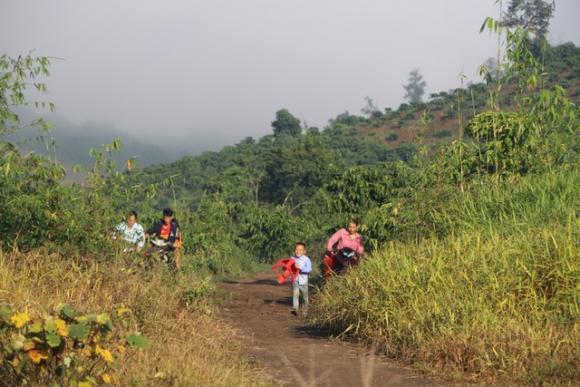 42 6 Xuc Dong Canh Hoc Sinh Ngoi Dat Du Le Khai Giang Som Tai Dak Nong