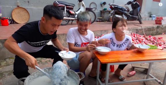 42 4 Con Trai Ba Tan Vlog Bi Xu Phat Vi Video Nau Chao Ga Nguyen Long