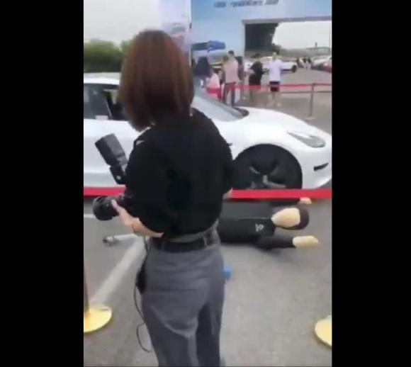 42 1 Tesla E Mat Vi Cong Nghe Phanh Tu Dong