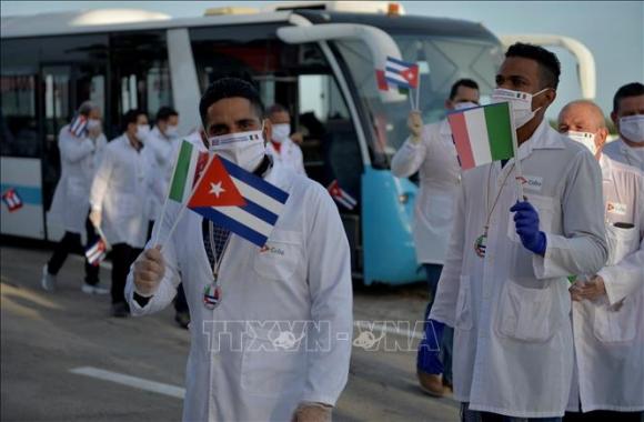 42 2 Doan Bac Si Quoc Te Cuba Duoc De Cu Giai Nobel Hoa Binh