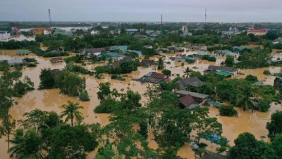 42 2 Tinh Nghia O Vung Lu Nguoi Dan Ong Cut Chan Mat Ca Nha Cua Van Hang Hai Di Cuu Tro Ba Con