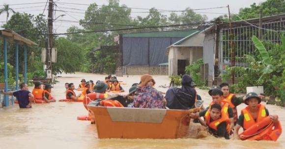 42 5 Tinh Nghia O Vung Lu Nguoi Dan Ong Cut Chan Mat Ca Nha Cua Van Hang Hai Di Cuu Tro Ba Con