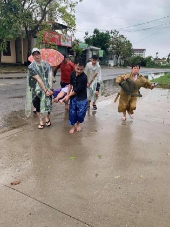 42 7 Tinh Nghia O Vung Lu Nguoi Dan Ong Cut Chan Mat Ca Nha Cua Van Hang Hai Di Cuu Tro Ba Con