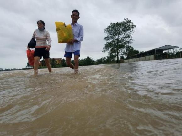 42 11 Ho Thuy Loi Thuy Dien Xa Nuoc Nhieu Noi O Hue Ngap Nang Du Troi Khong Mua