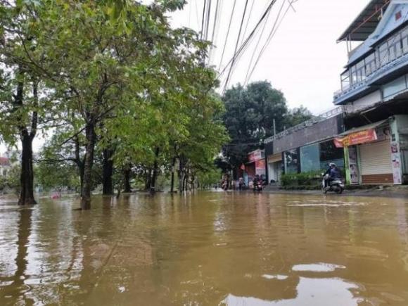 42 4 Ho Thuy Loi Thuy Dien Xa Nuoc Nhieu Noi O Hue Ngap Nang Du Troi Khong Mua