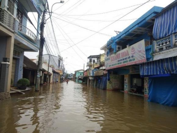 42 8 Ho Thuy Loi Thuy Dien Xa Nuoc Nhieu Noi O Hue Ngap Nang Du Troi Khong Mua