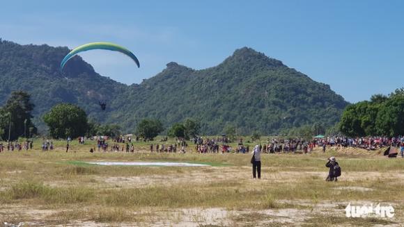 42 4 Hang Ngan Nguoi Xem Bieu Dien Du Luon O Mien Tay