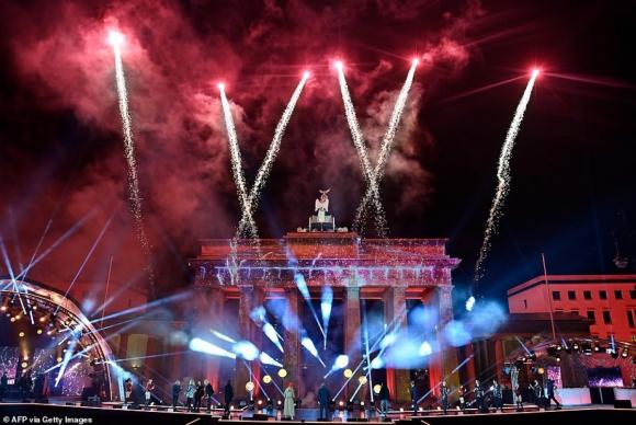 42 6 Covid 19 Hoanh Hanh Chau Au Lang Le Mung Nam Moi 2021