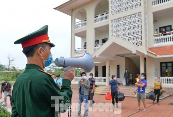 42 1 Cong An Di Tung Ngo Go Tung Nha Truy Tim Bon Nguoi Trung Quoc Nhap Canh Trai Phep