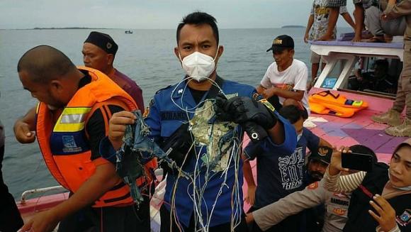 42 1 May Bay Roi O Indonesia 10 Dua Tre Cung Cap Doi Vua Moi Cuoi Tren Chuyen Bay Dinh Menh Than Nhan Bang Hoang Dau Don