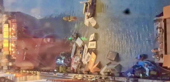 42 1 Sa Lan Bat Ngo Nghieng 22 Container Hang Vua Cap Cang Roi Xuong Bien