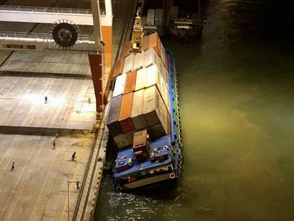 42 3 Sa Lan Bat Ngo Nghieng 22 Container Hang Vua Cap Cang Roi Xuong Bien