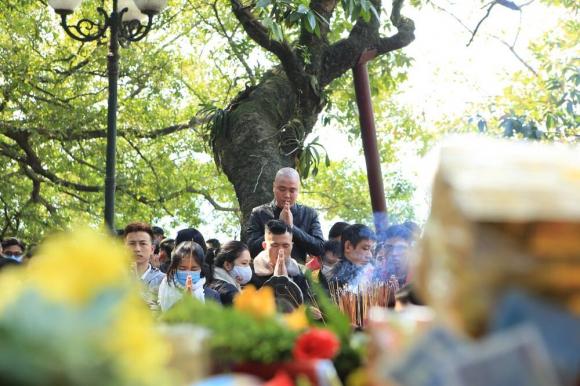 42 12 Hang Nghin Nguoi Di Le Phu Tay Ho