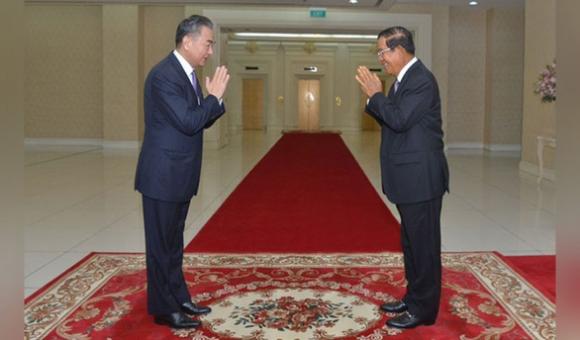 42 1 Ong Hun Sen Xung Phong Tiem Vac Xin Trung Quoc Dau Tien