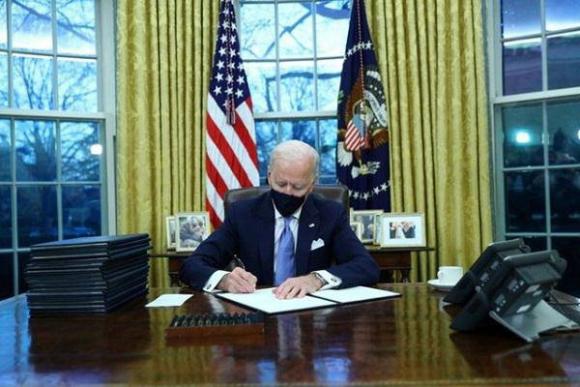 42 1 Ong Biden Dao Nguoc Mot Loat Di San Ong Trump