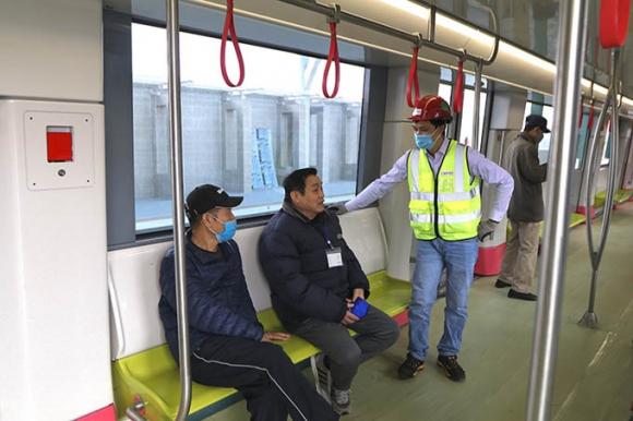 42 10 Nguoi Dan Hao Huc Tham Quan Doan Tau Tuyen Metro Nhon   Ga Ha Noi