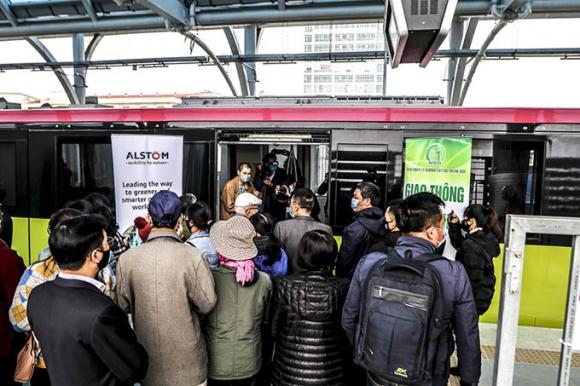 42 1 Nguoi Dan Hao Huc Tham Quan Doan Tau Tuyen Metro Nhon   Ga Ha Noi