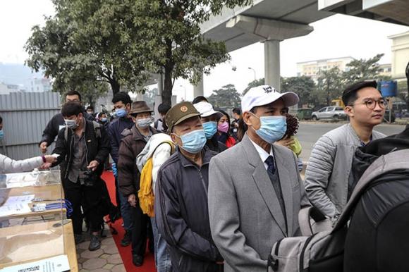 42 2 Nguoi Dan Hao Huc Tham Quan Doan Tau Tuyen Metro Nhon   Ga Ha Noi